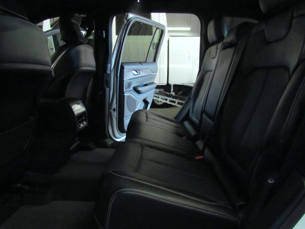 Jeep Grand Cherokee Overland 4D SUV RWD 2023