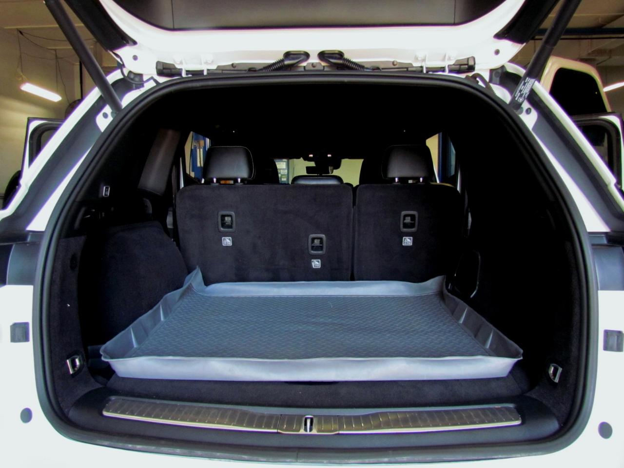 Jeep Grand Cherokee Overland 4D SUV RWD 2023