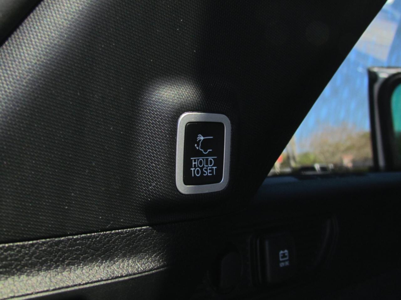 Jeep Grand Cherokee Overland 4D SUV RWD 2023