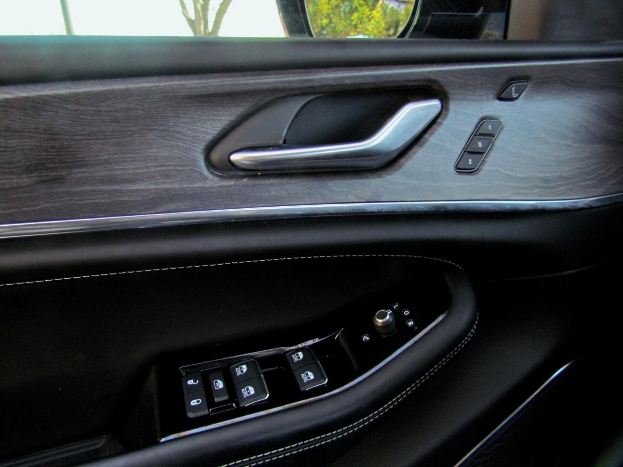 Jeep Grand Cherokee Overland 4D SUV RWD 2023