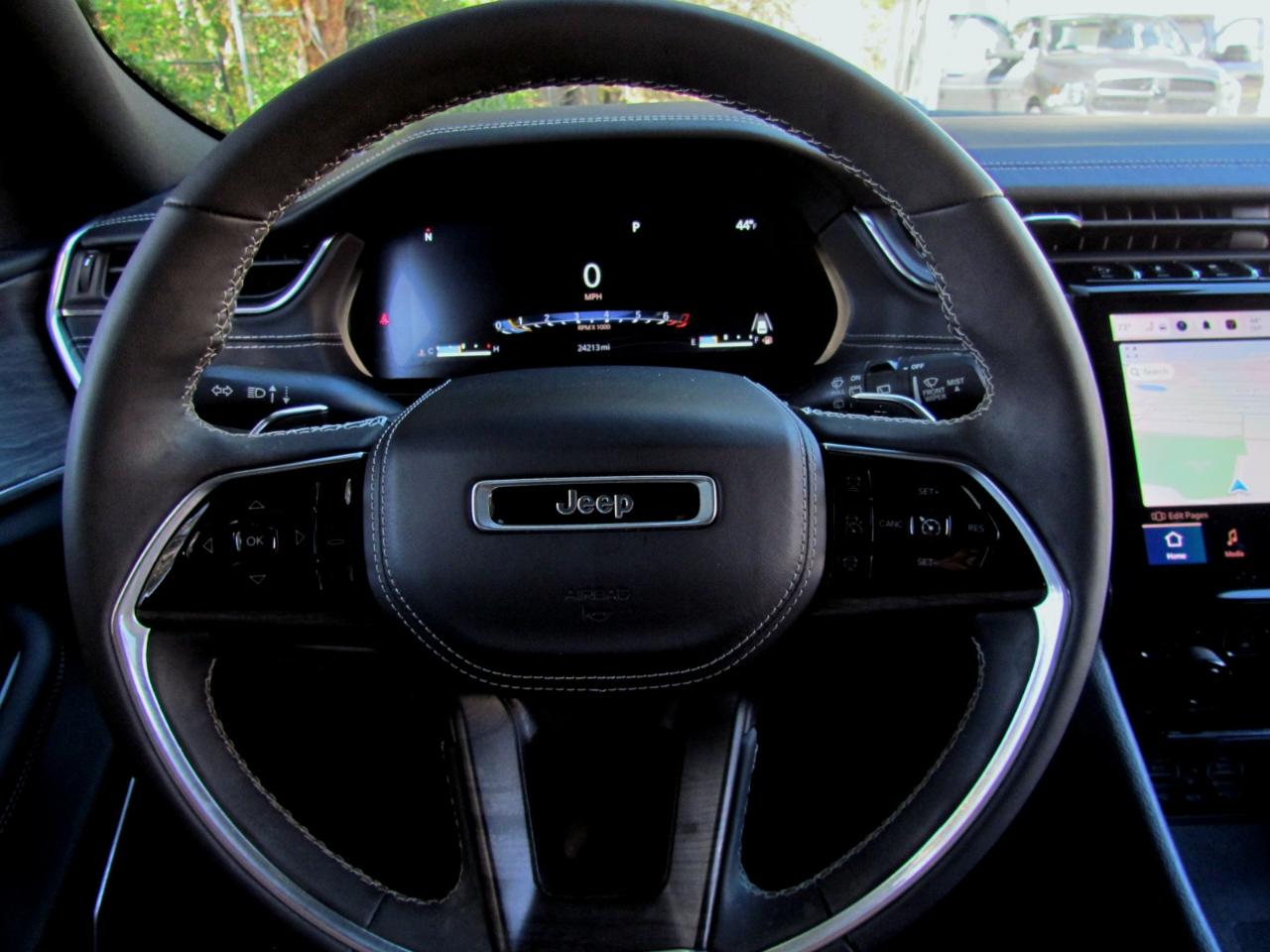 Jeep Grand Cherokee Overland 4D SUV RWD 2023