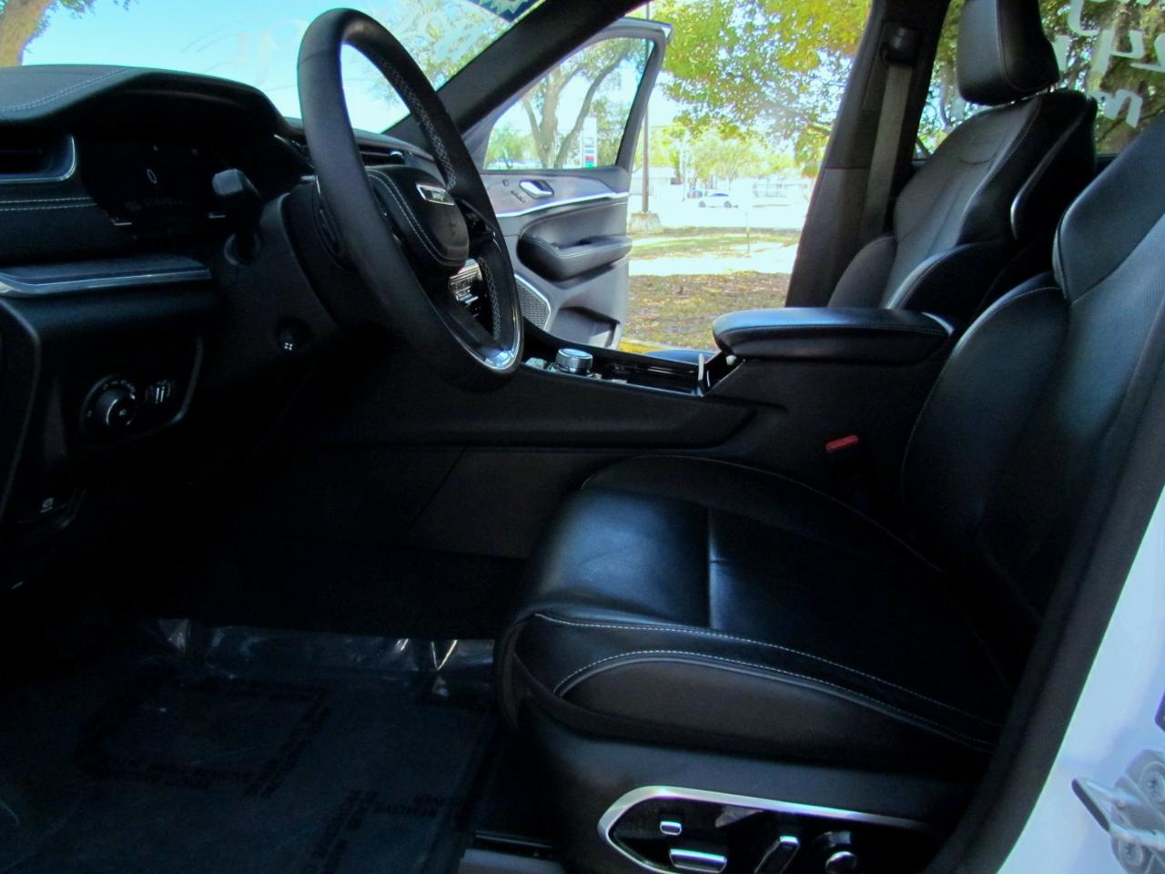 Jeep Grand Cherokee Overland 4D SUV RWD 2023