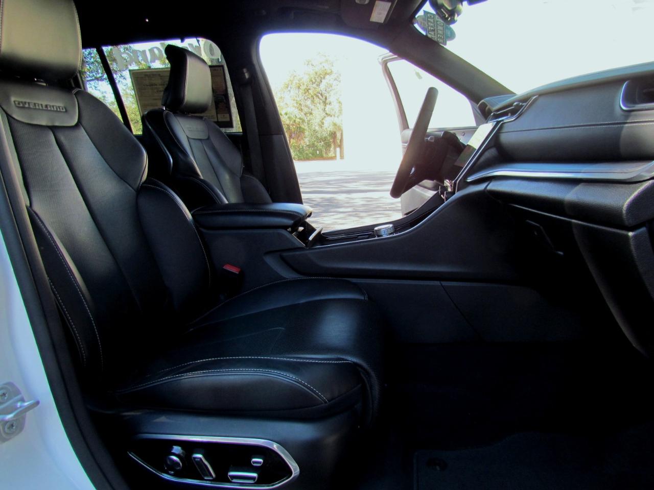 Jeep Grand Cherokee Overland 4D SUV RWD 2023