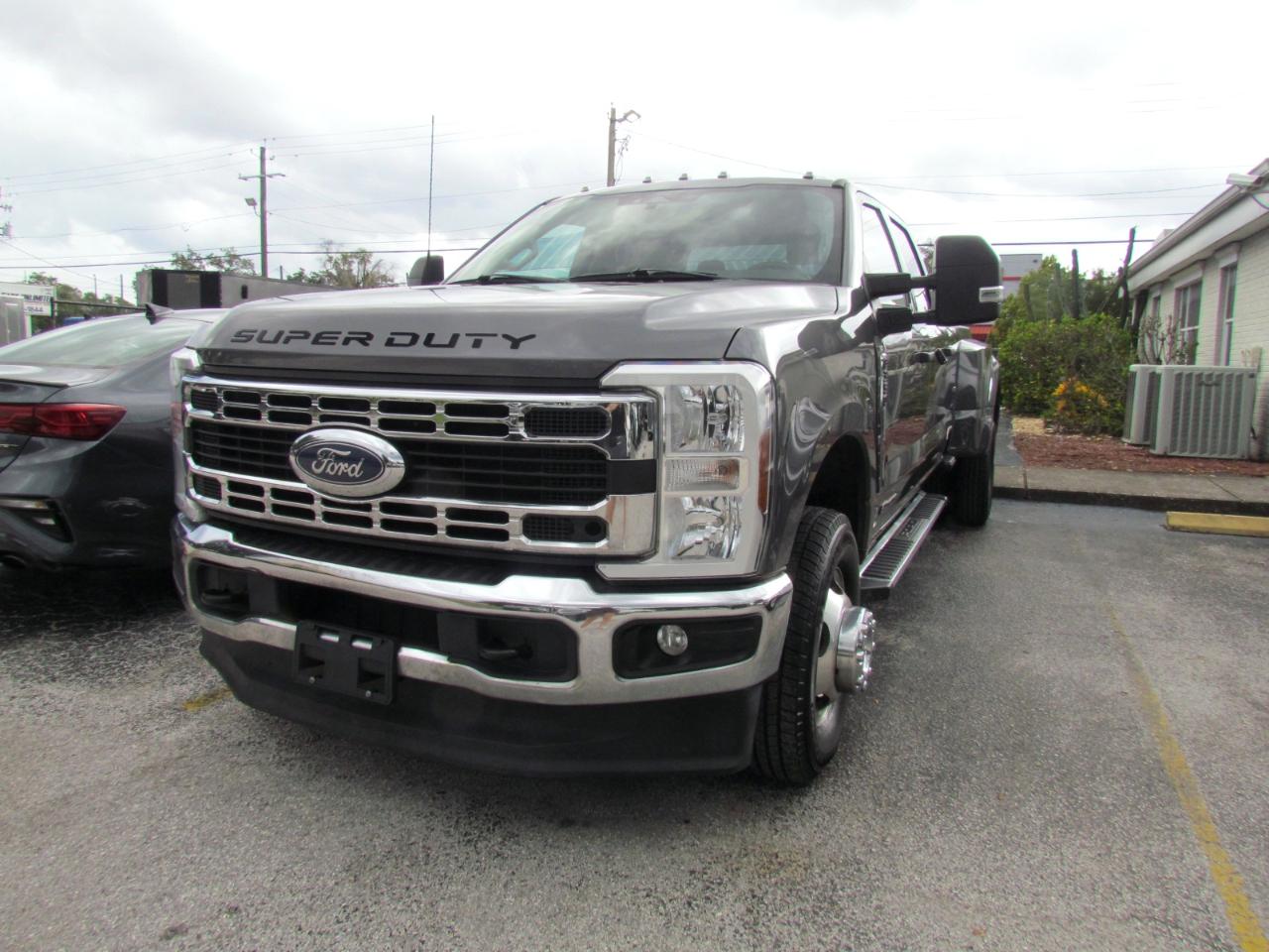 Ford F-350 SD XLT Crew Cab Long Bed DRW 4WD 2024