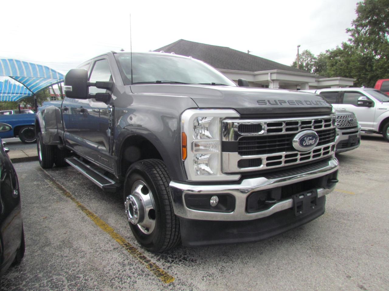 Ford F-350 SD XLT Crew Cab Long Bed DRW 4WD 2024