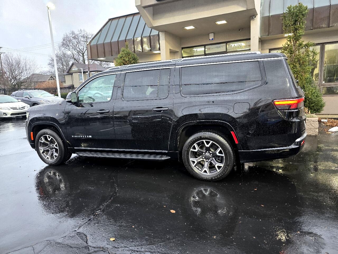 Jeep Wagoneer L Series III 4x2 2023