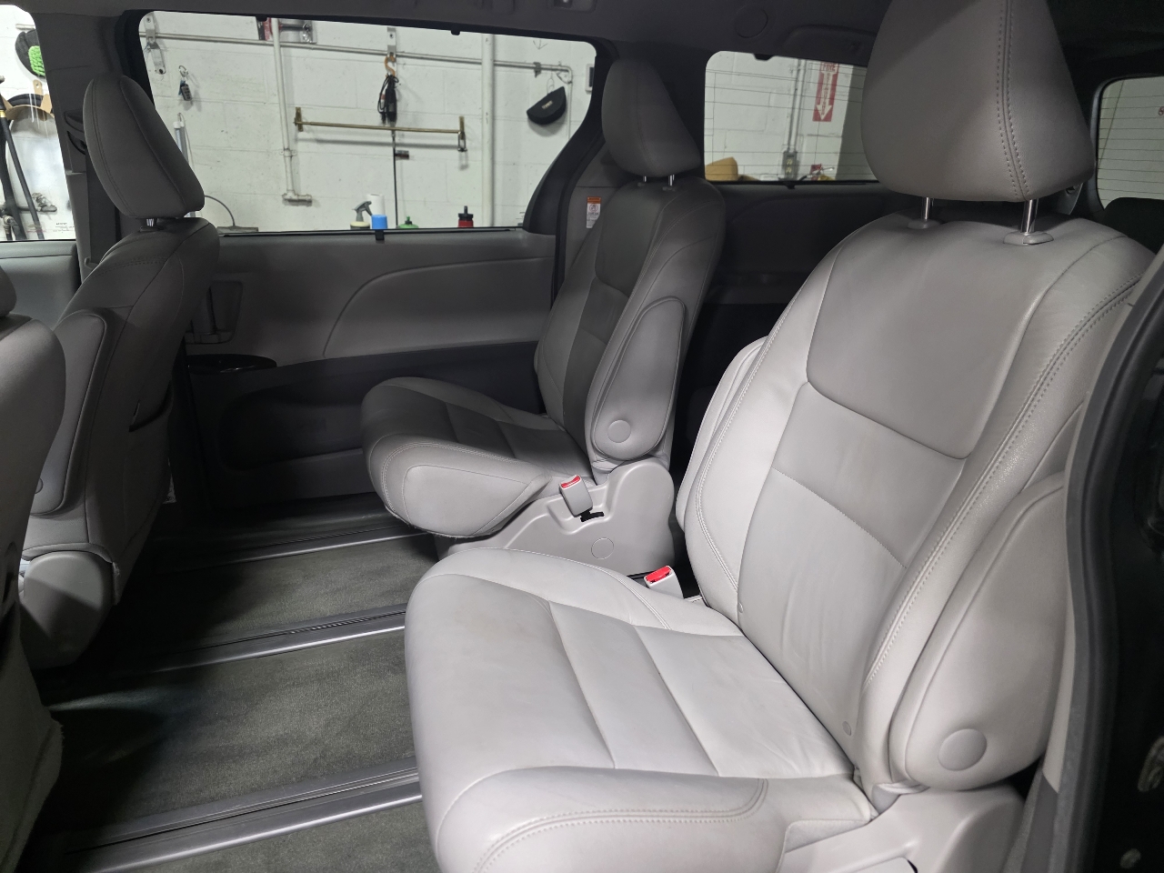 Toyota Sienna 5dr 7-Pass Van XLE Premium AWD (Natl) 2016