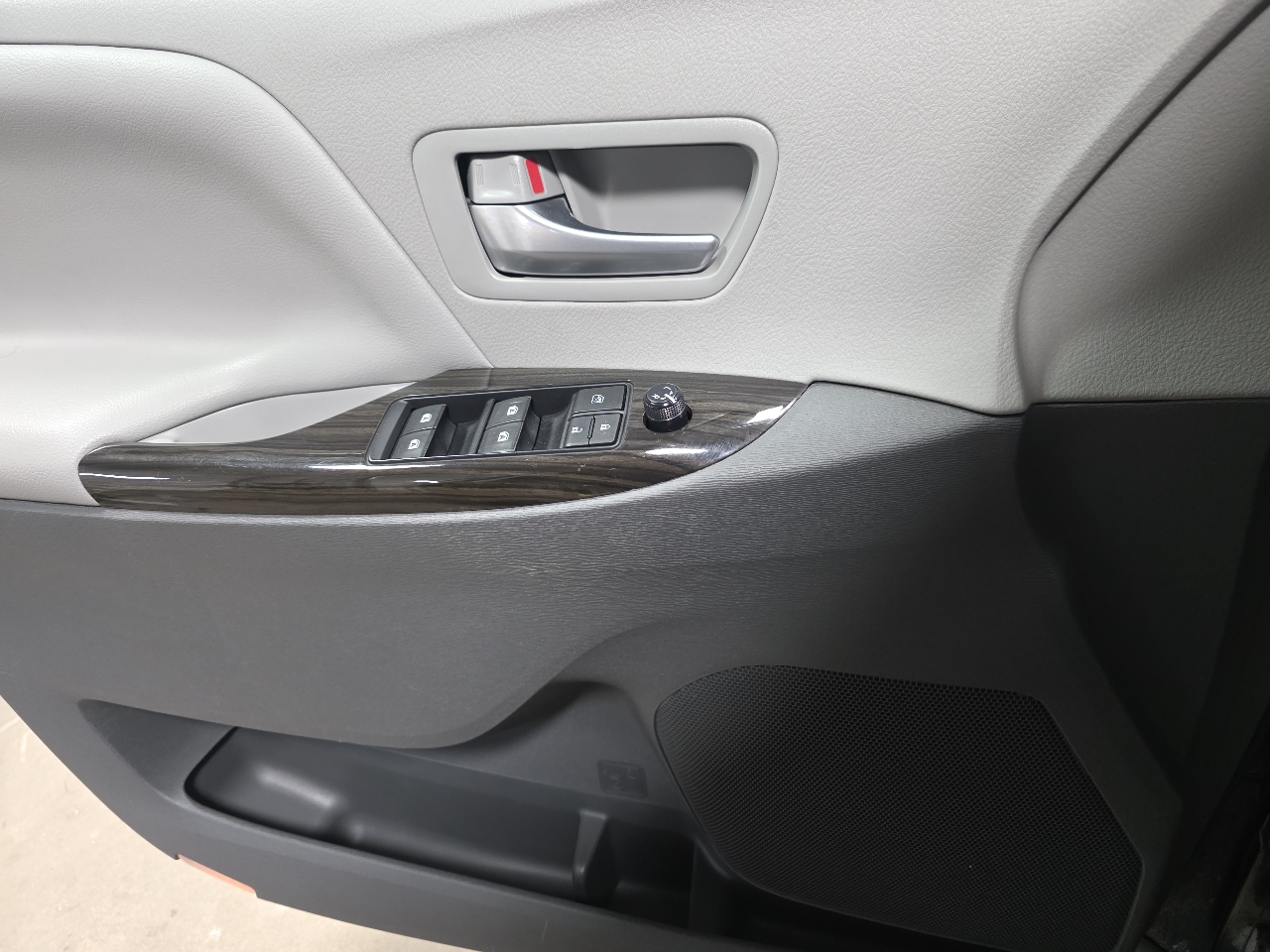 Toyota Sienna 5dr 7-Pass Van XLE Premium AWD (Natl) 2016