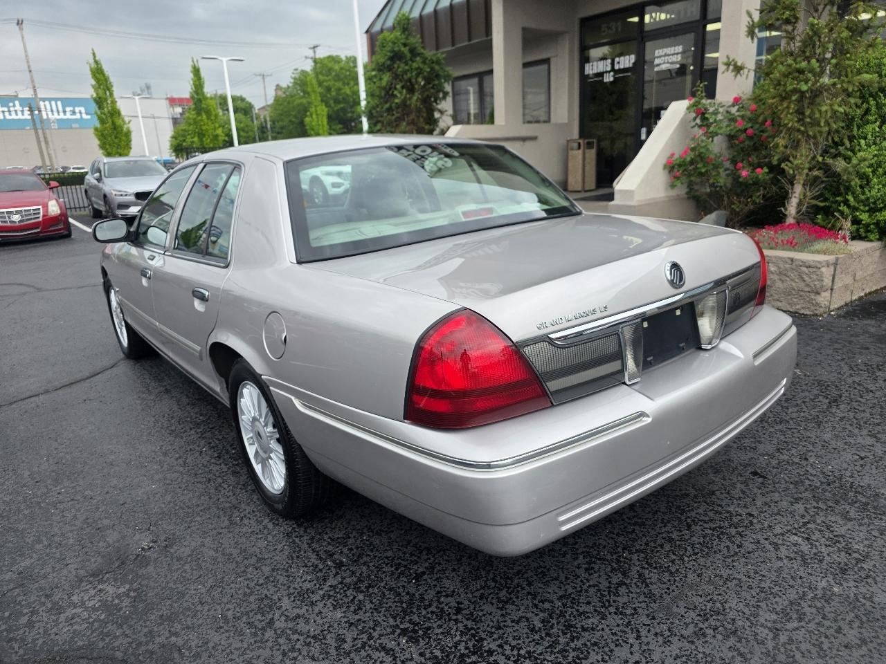 Mercury Grand Marquis 4dr Sdn LS Ultimate 2010