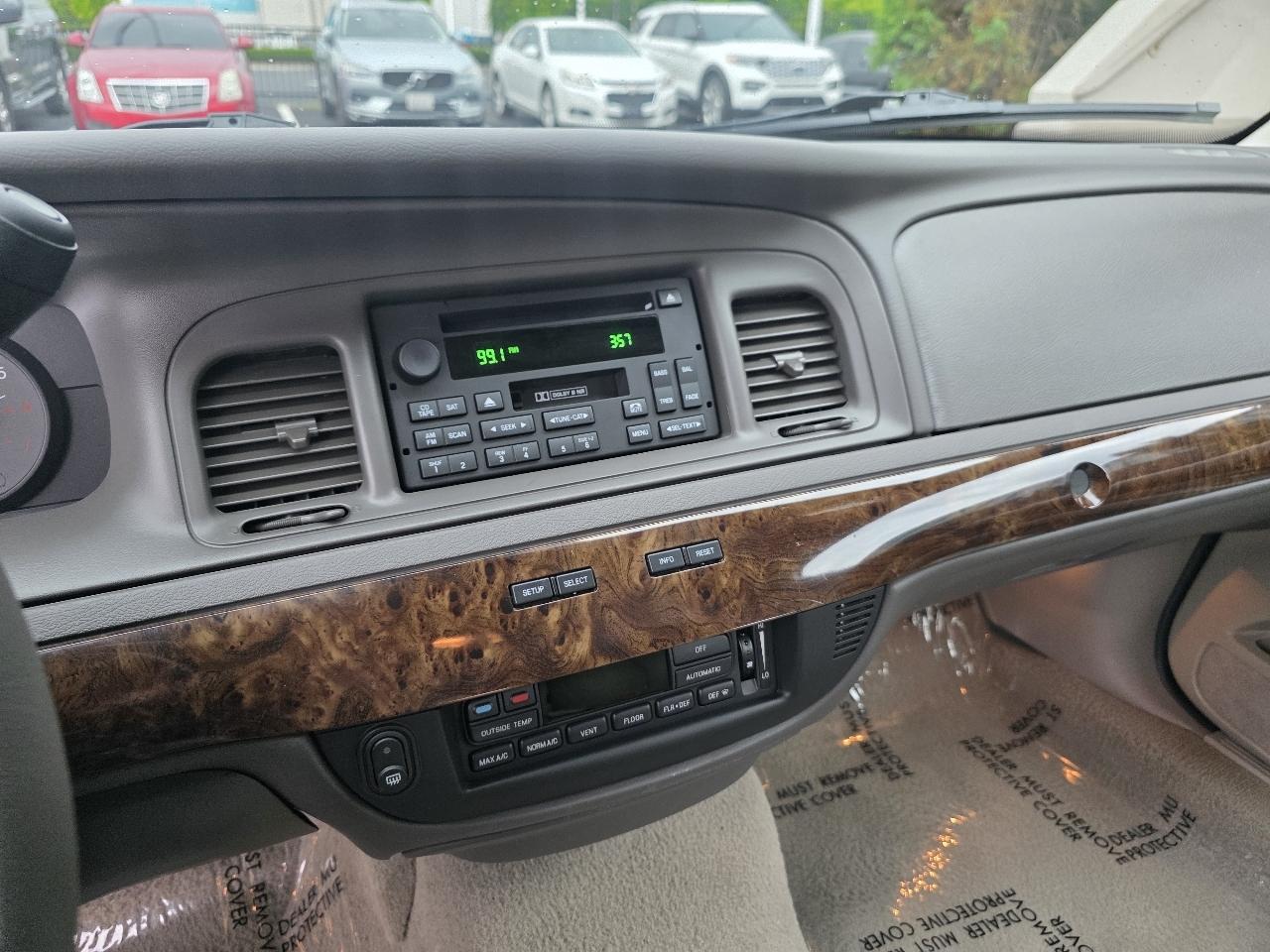 Mercury Grand Marquis 4dr Sdn LS Ultimate 2010