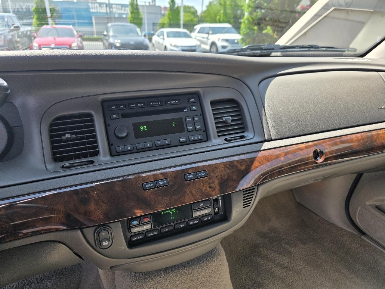 Mercury Grand Marquis 4dr Sdn LS Ultimate 2010