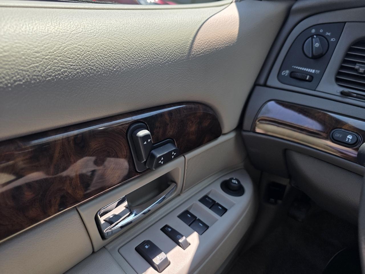 Mercury Grand Marquis 4dr Sdn LS Ultimate 2010