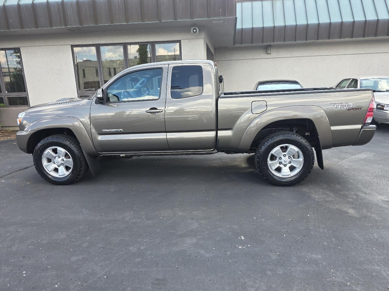 Toyota Tacoma 4WD Access Cab V6 MT (Natl) 2013