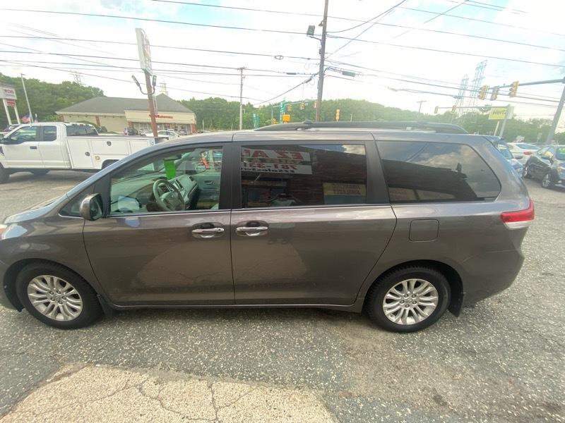 Toyota Sienna XLE FWD 8-Passenger V6 2013