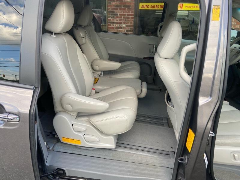 Toyota Sienna XLE FWD 8-Passenger V6 2013