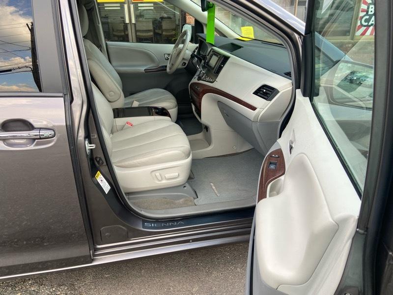 Toyota Sienna XLE FWD 8-Passenger V6 2013