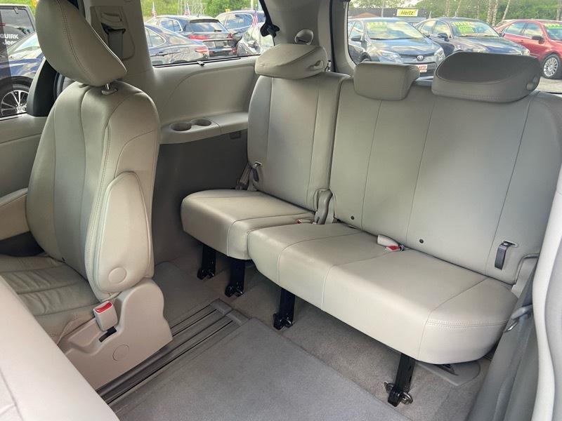 Toyota Sienna XLE FWD 8-Passenger V6 2013