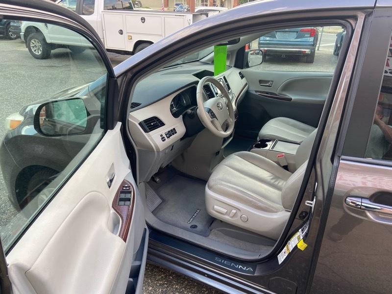 Toyota Sienna XLE FWD 8-Passenger V6 2013