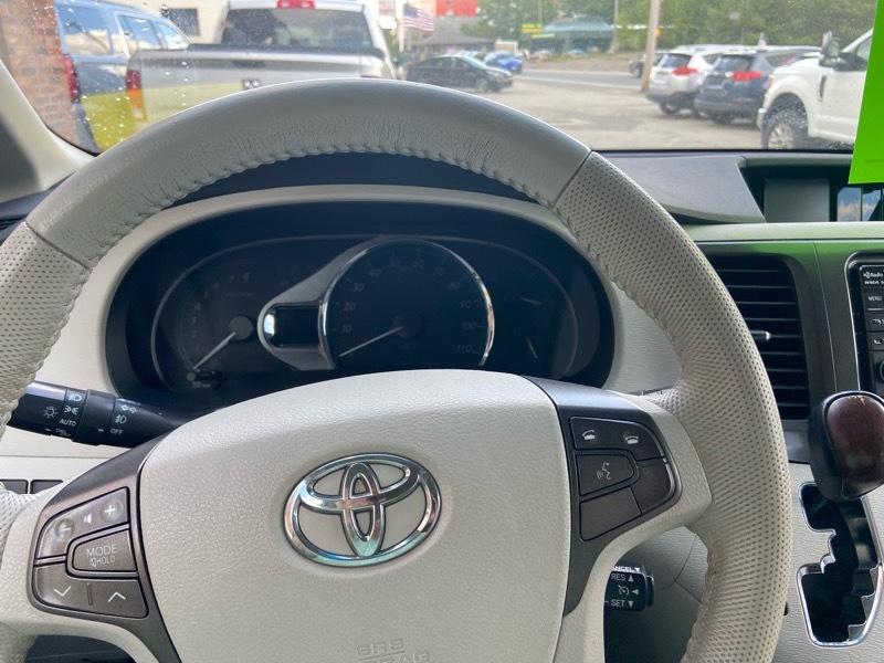 Toyota Sienna XLE FWD 8-Passenger V6 2013