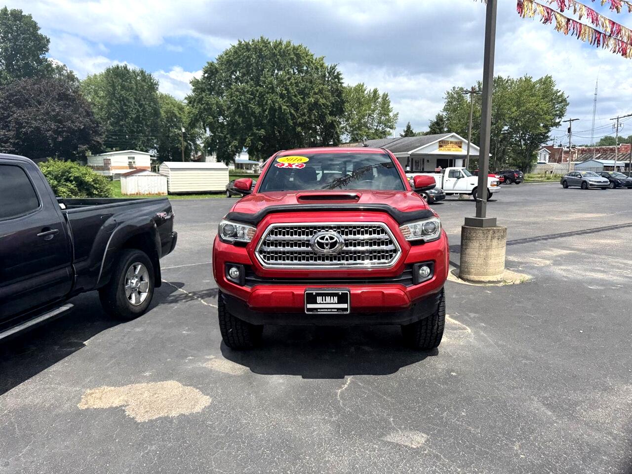 2016 Toyota Tacoma TRD Sport photo 2