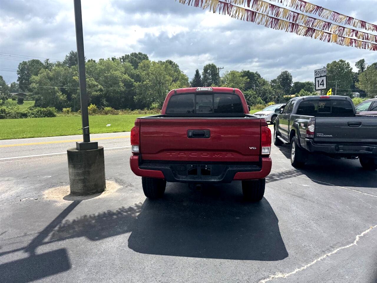 2016 Toyota Tacoma TRD Sport photo 3