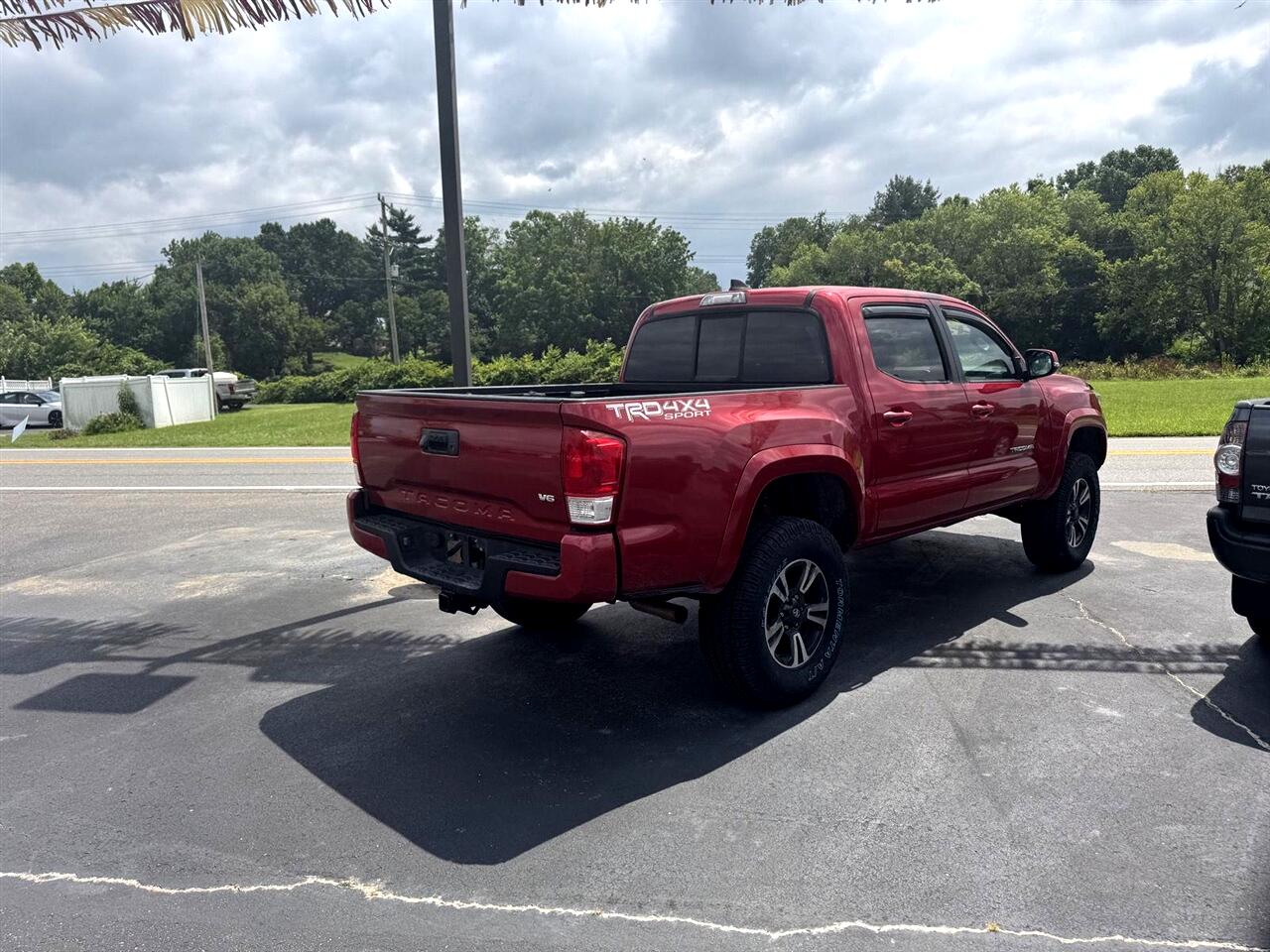 2016 Toyota Tacoma TRD Sport photo 4