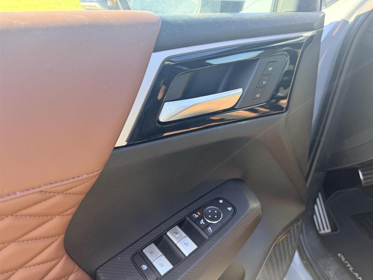 Mitsubishi Outlander  2025