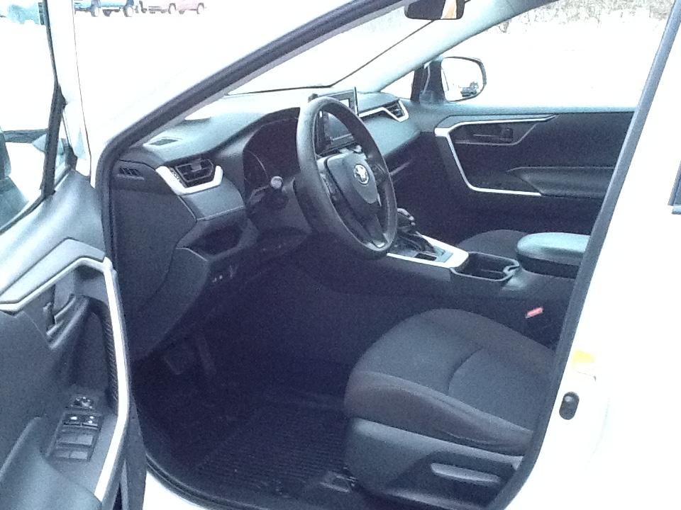 Toyota RAV4 LE AWD (Natl) 2020