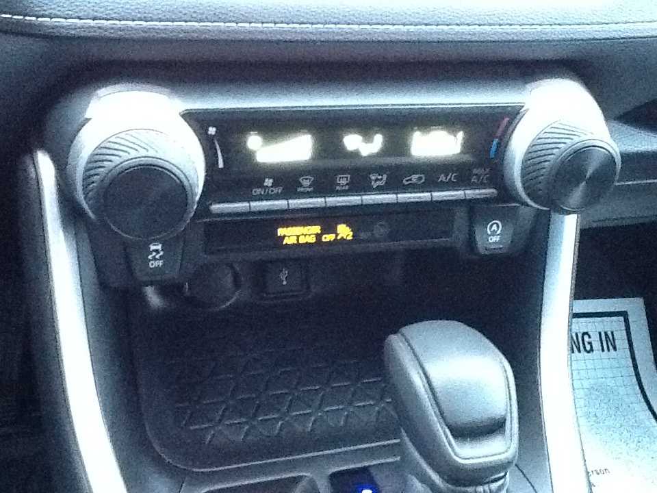 Toyota RAV4 LE AWD (Natl) 2020