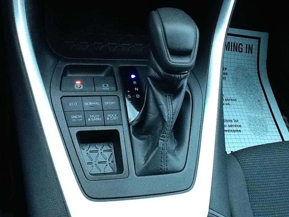 Toyota RAV4 LE AWD (Natl) 2020