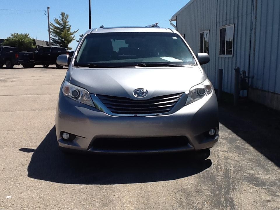 Toyota Sienna XLE Auto Access Seat FWD 7-Passenger (Natl) 2017