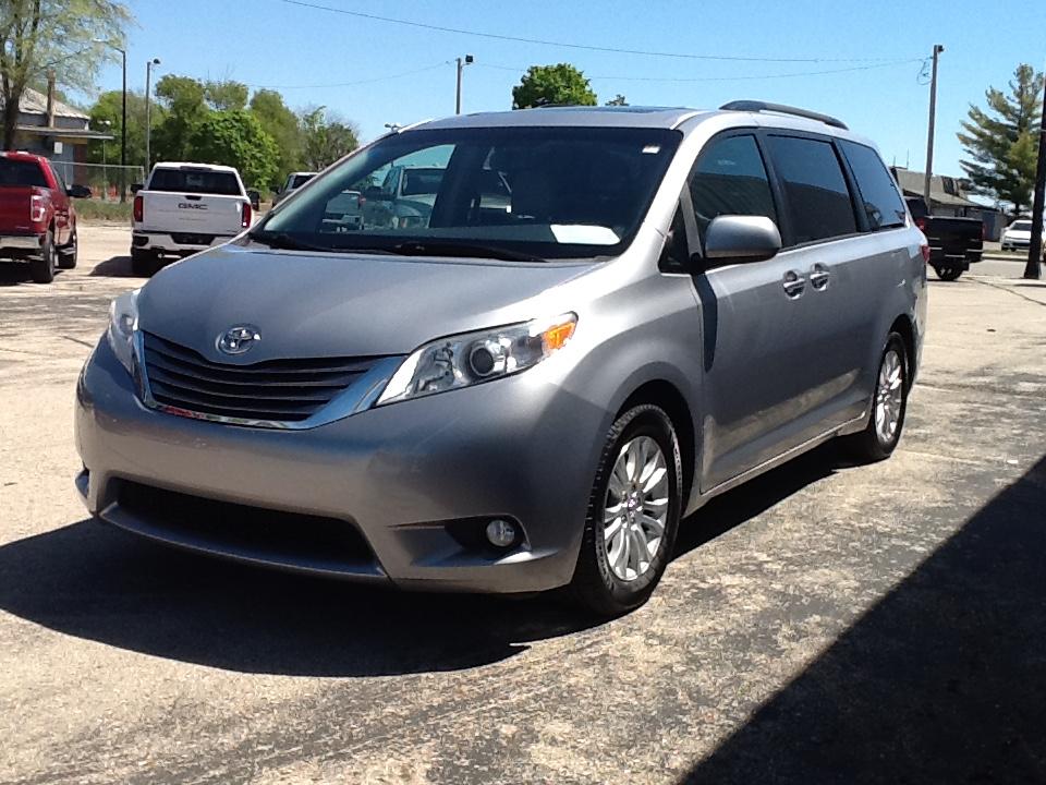 Toyota Sienna XLE Auto Access Seat FWD 7-Passenger (Natl) 2017