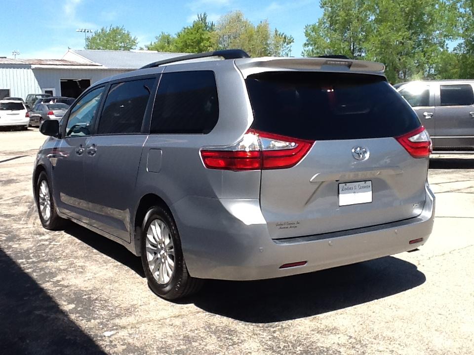 Toyota Sienna XLE Auto Access Seat FWD 7-Passenger (Natl) 2017