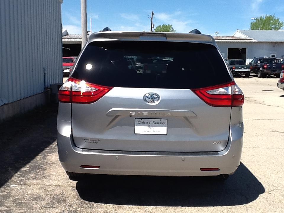 Toyota Sienna XLE Auto Access Seat FWD 7-Passenger (Natl) 2017