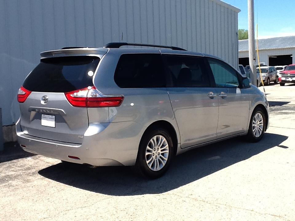 Toyota Sienna XLE Auto Access Seat FWD 7-Passenger (Natl) 2017