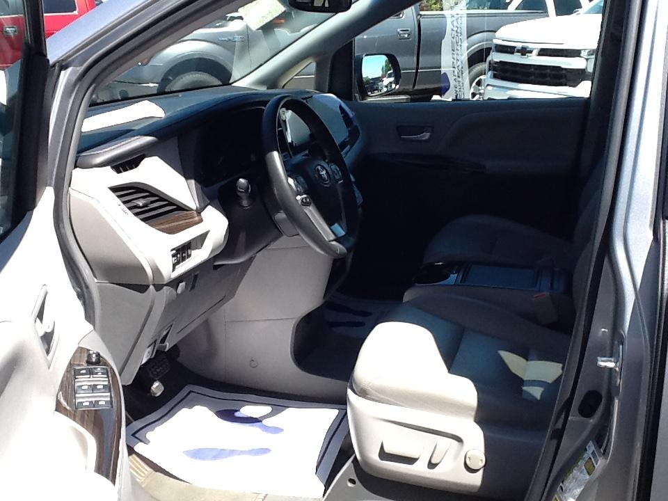 Toyota Sienna XLE Auto Access Seat FWD 7-Passenger (Natl) 2017