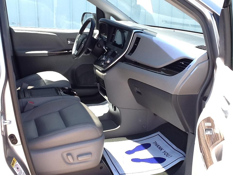 Toyota Sienna XLE Auto Access Seat FWD 7-Passenger (Natl) 2017
