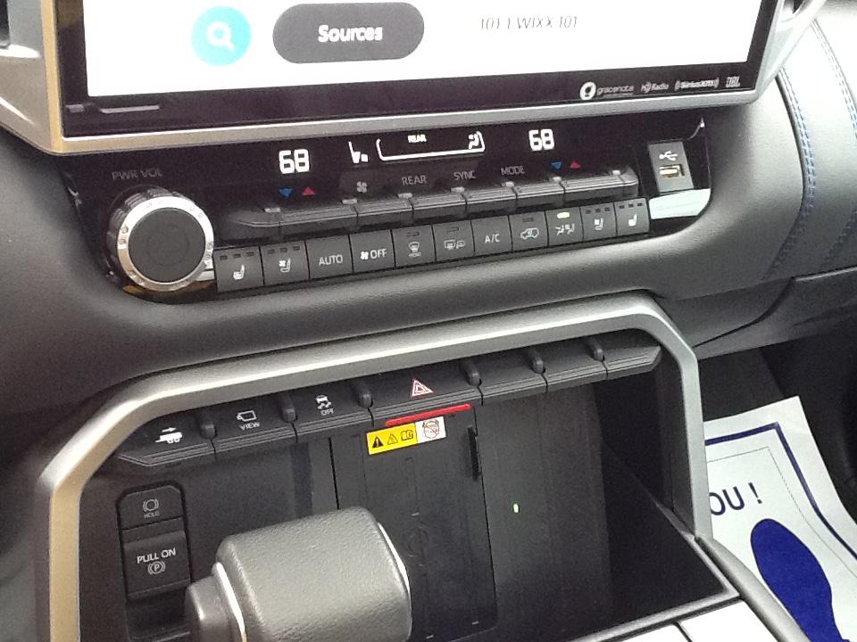 Toyota Sequoia Platinum 4WD (Natl) 2024