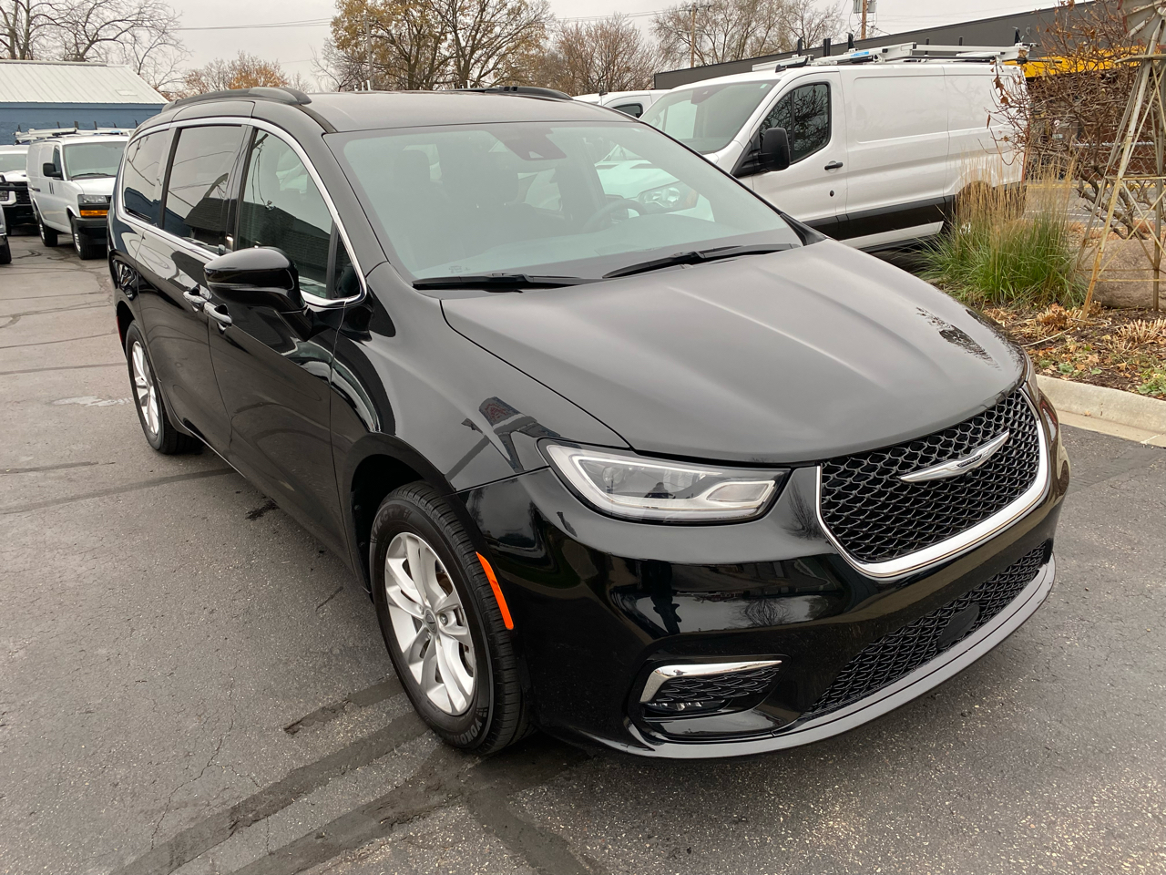 2022 Chrysler Pacifica Touring photo 2
