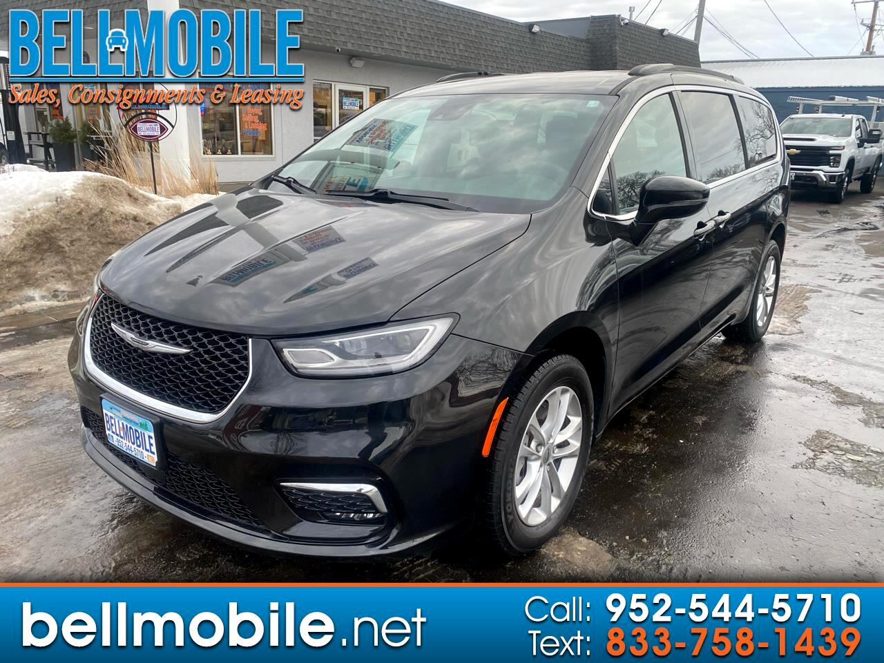 2022 Chrysler Pacifica Touring's photo