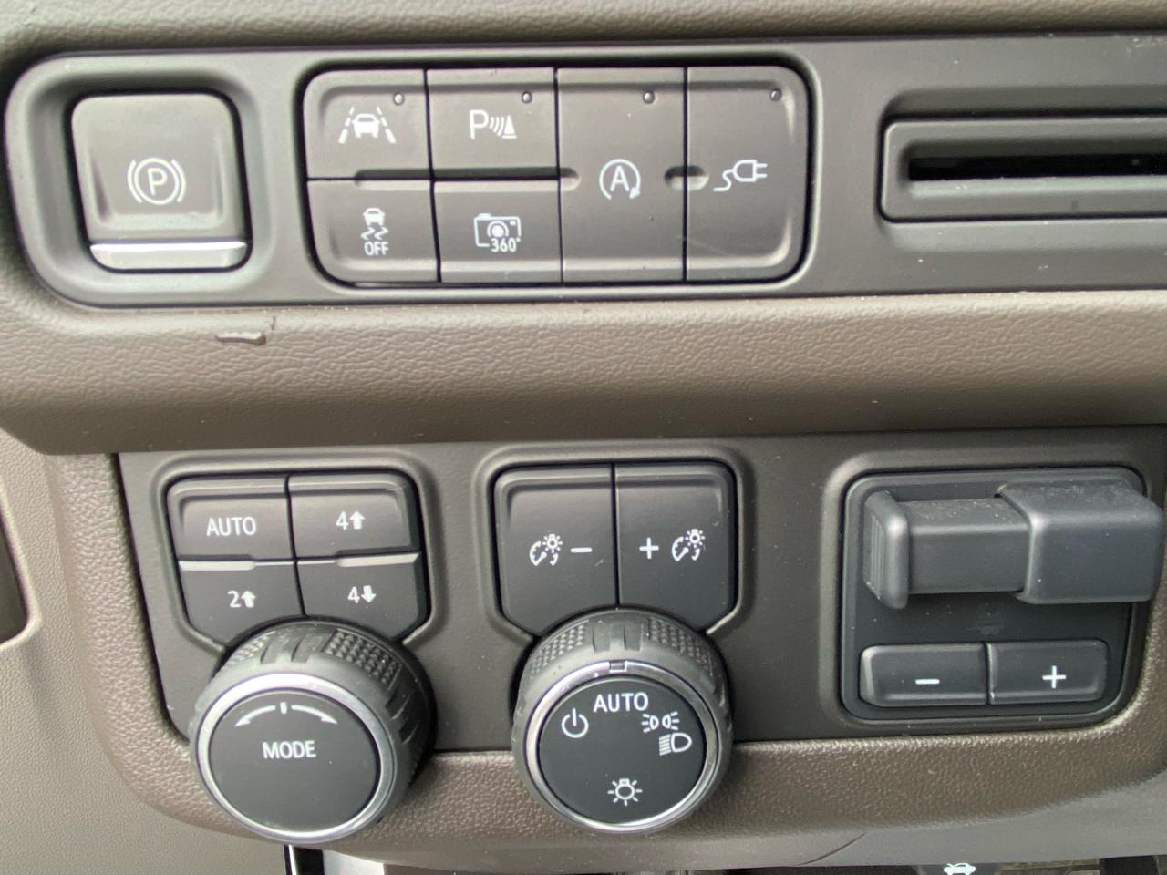 Chevrolet Suburban 4WD 4dr 1500 LT 2022