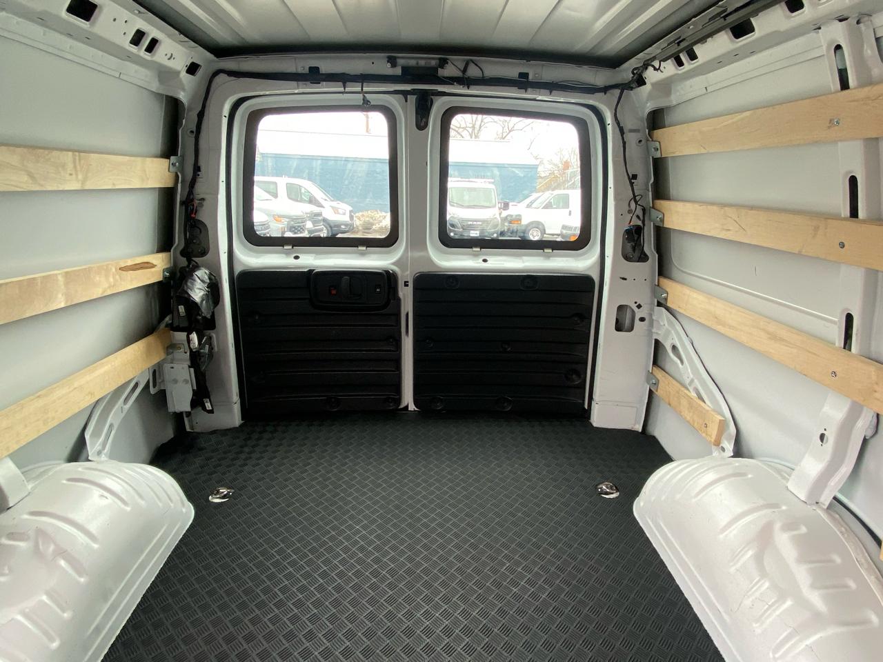 Chevrolet Express Cargo Van RWD 2500 135" 2024