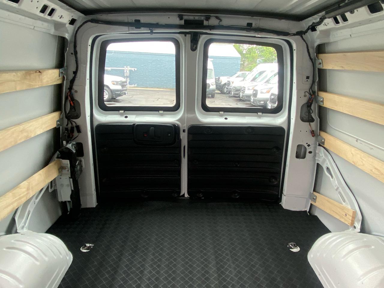 Chevrolet Express Cargo Van RWD 2500 135" 2025