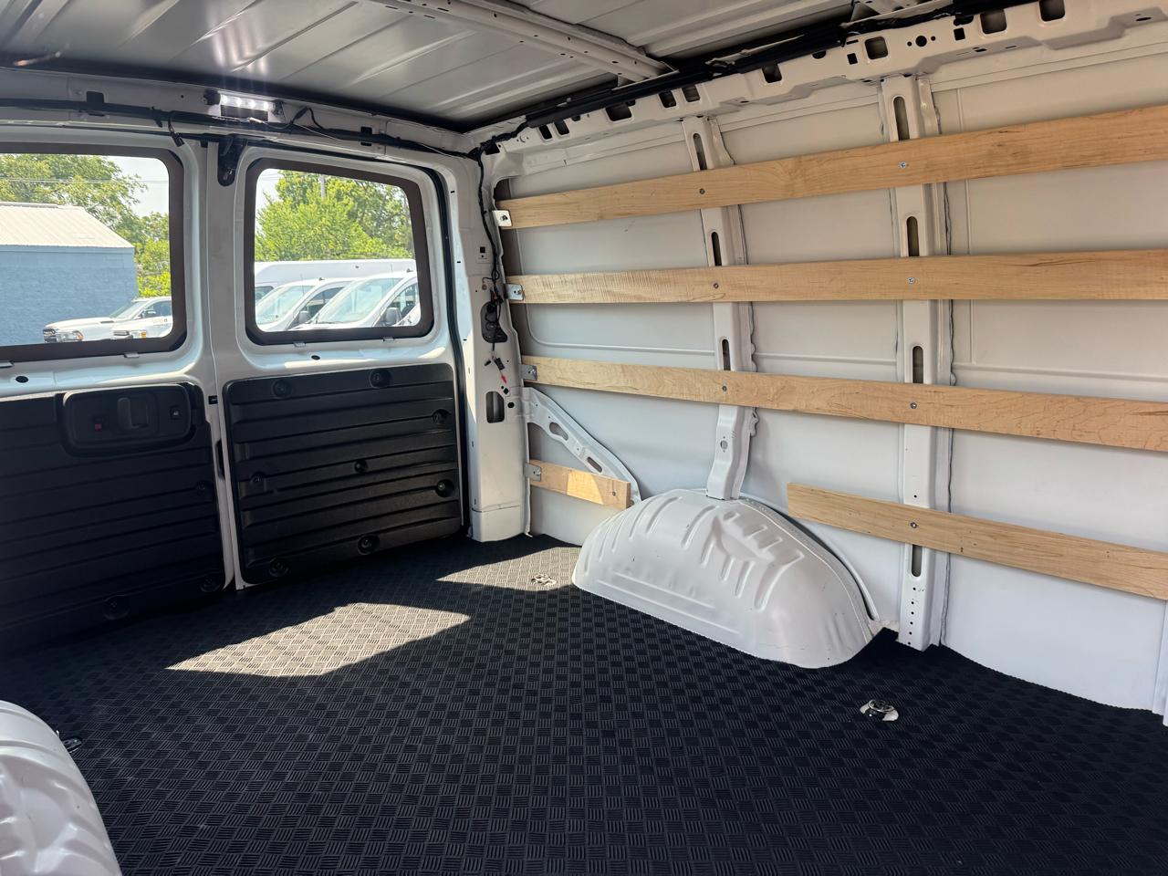 GMC Savana Cargo Van RWD 2500 135" 2025