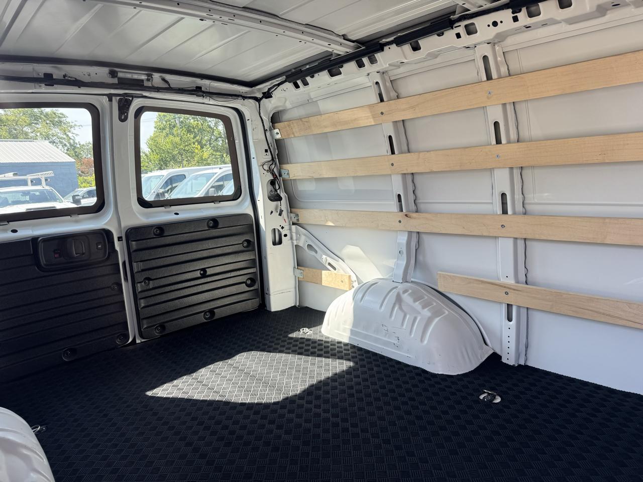 GMC Savana Cargo Van RWD 2500 135" 2025