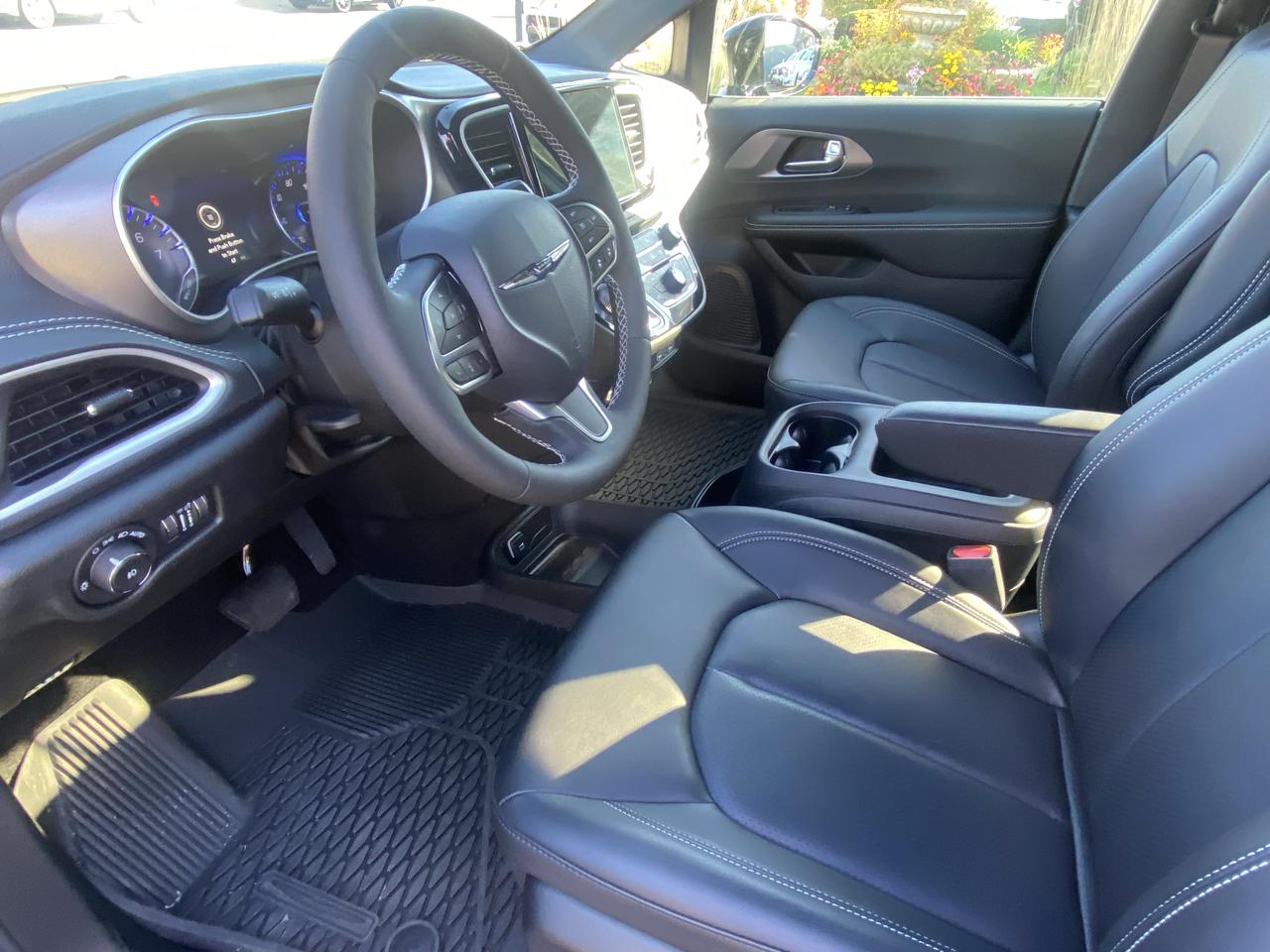 Chrysler Pacifica Select AWD 2025