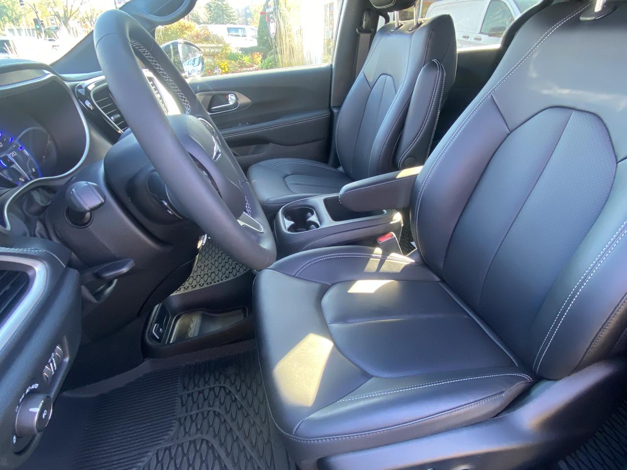 Chrysler Pacifica Select AWD 2025