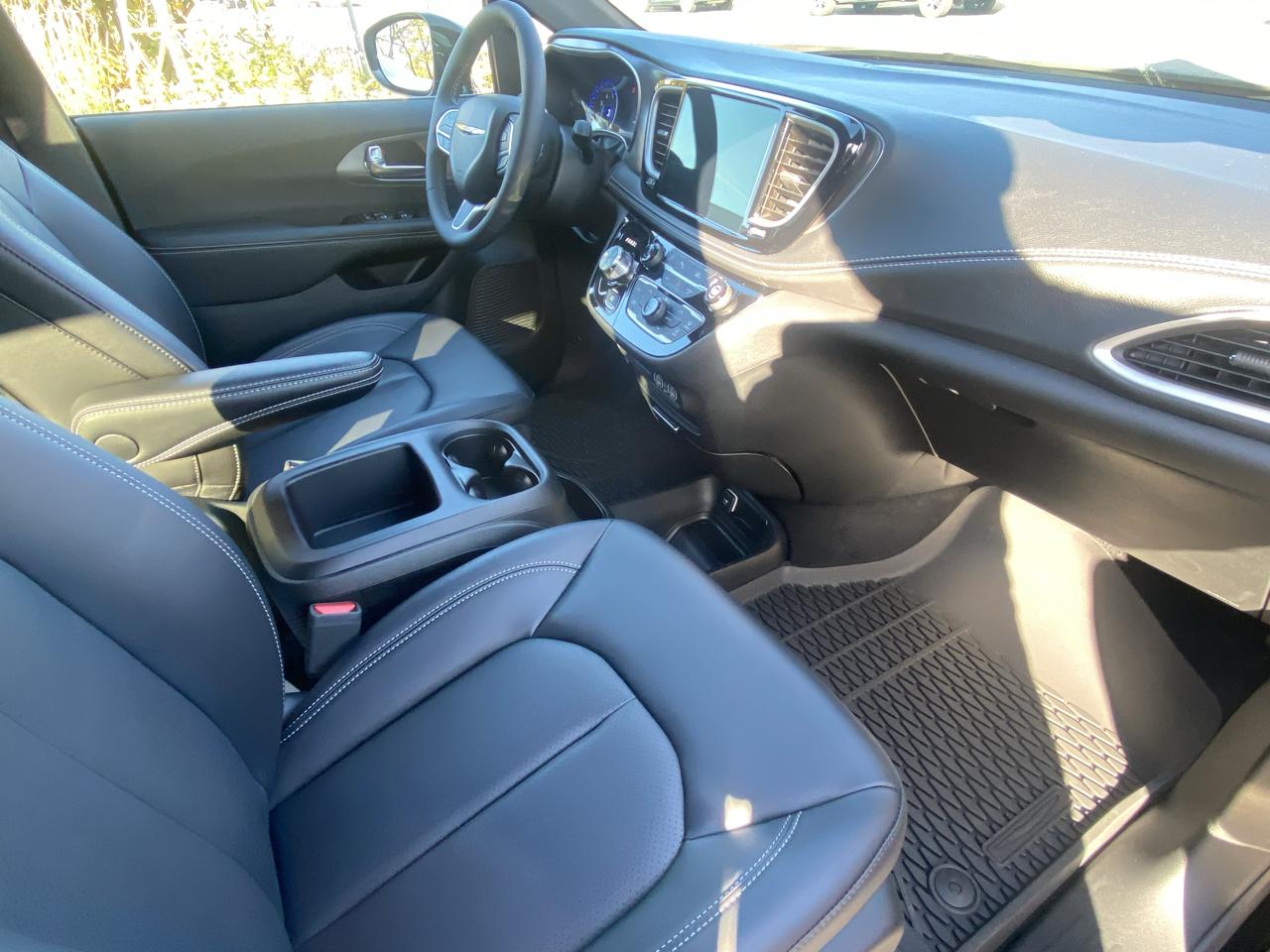 Chrysler Pacifica Select AWD 2025