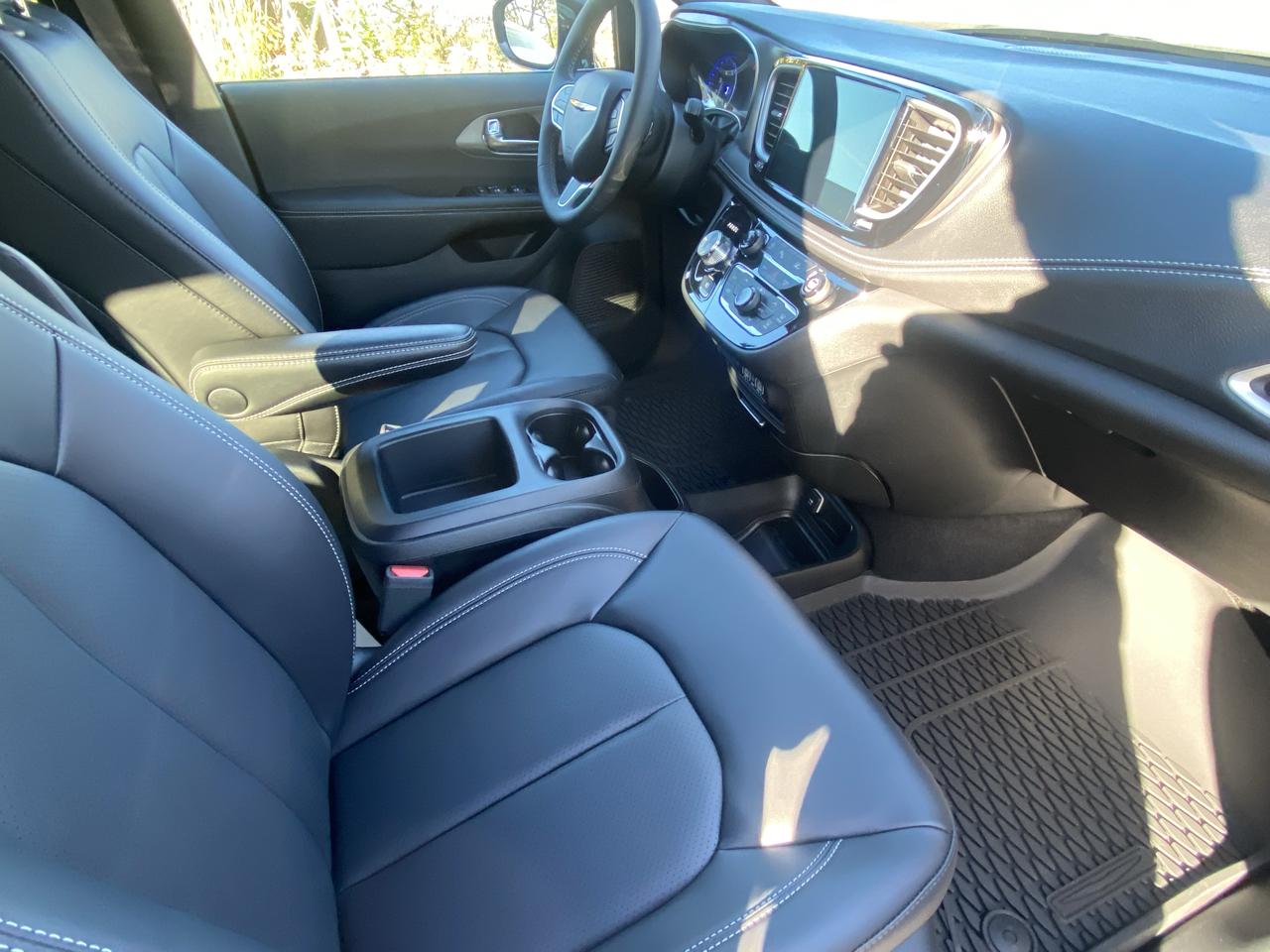 Chrysler Pacifica Select AWD 2025