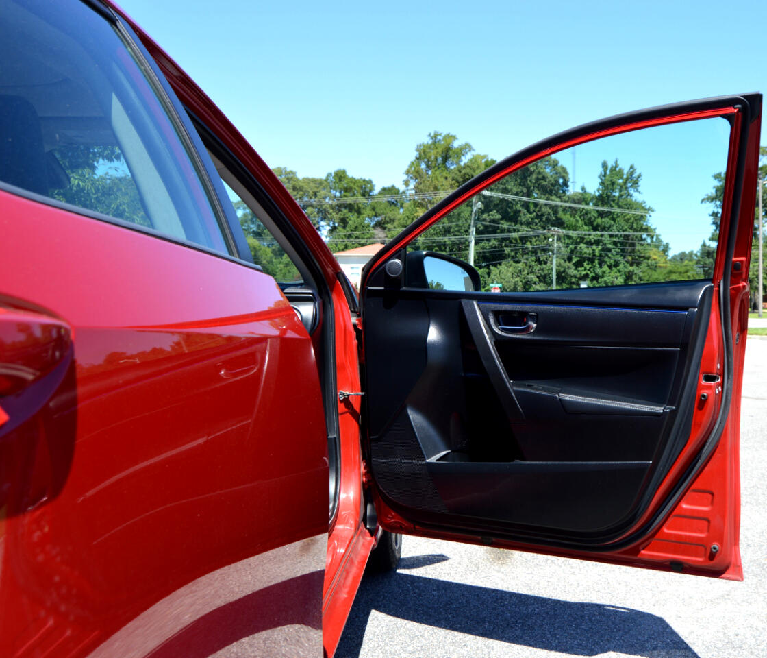 2018 Toyota Corolla SE photo 18